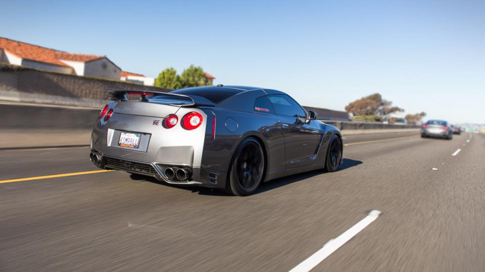 Nissan GT-R je známý drtivým zrychlením.